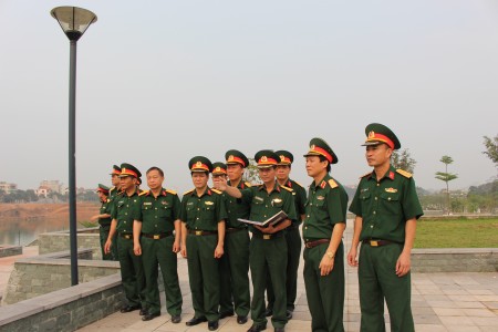 Thiếu tướng Nguyễn Thái Bình kiểm tra vị trí bắn pháo hoa tầm cao tại Công viên Văn Lang (thành phố Việt Trì).