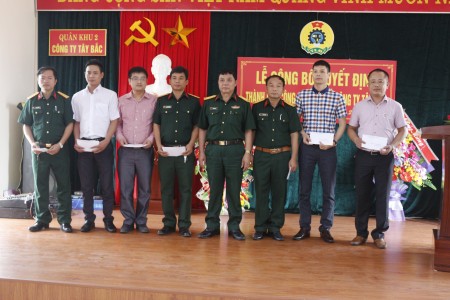 Đại tá Bùi Quang Vinh, Bí thư Đảng ủy, Phó giám đốc Công ty trao thẻ đoàn viên công đoàn cho công nhân.