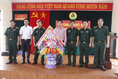  Đảng ủy Công ty tặng hoa chúc mừng BCH công đoàn.