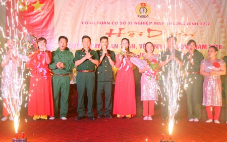 Đại tá Cao Văn Hùng, Chính ủy Cục Hậu cần và Ban Công đoàn Quân khu tặng hoa chúc mừng cán bộ, công nhân Xí nghiệp.