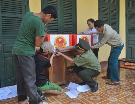 Tổ bầu cử khu vực bỏ phiếu số 2, bản Na Pheo, thị trấn Mường Chà chuẩn bị hòm phiếu bầu cử.