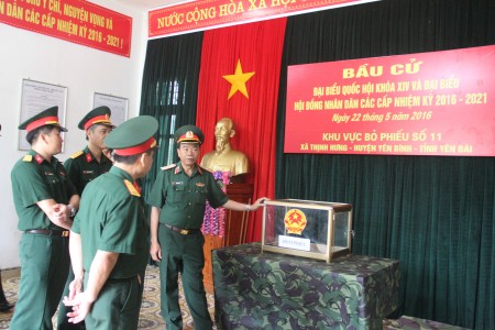 Đồng chí Chủ nhiệm Chính trị Qk kiểm tra không gian bầu cử tại Trung đoàn 174.