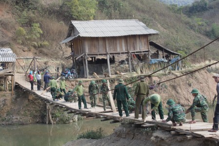 Bộ đội Đoàn 326 giúp nhân dân làm cầu treo qua suối.