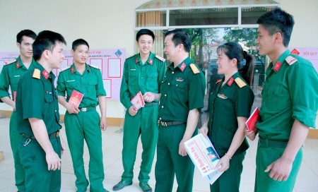 Đồng chí Phó Chính ủy Bộ CHQS tỉnh Sơn La trao đổi về trách nhiệm của cử tri  trong tham gia bầu cử.