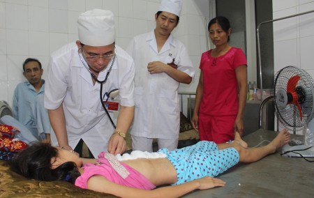 Giám đốc Bệnh viện Quân y 109 thăm, khám cho bệnh nhân La Thị Hiền. (Bác sỹ Thọ đứng giữa).