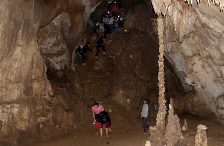 Khách du lịch tham quan hang động Na Côm.