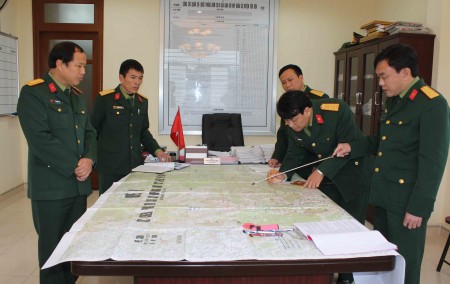 Đồng chí CHT Bộ CHQS tỉnh Tuyên Quang (thứ nhất, bên phải) kiểm tra Ban CHQS huyện Yên Sơn xây dựng phương án SSCĐ trong bầu cử.