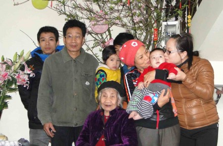 Trở về với đời thường, Đại tá, Anh hùng LLVTND, thương binh hạng 2/4 Nguyễn Vi Hợi (thứ 2, bên trái) luôn sống có ích cho gia đình và xã hội.