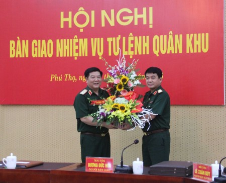Đồng chí Thượng tướng Võ Văn Tuấn chúc mừng Trung trướng Dương Đức Hòa.