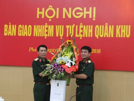 Đồng chí Thượng tướng Võ Văn Tuấn tặng hoa chúc mừng Thiếu tướng Lê Xuân Duy.