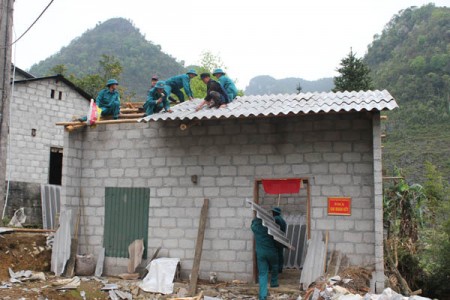 Giúp đỡ nhân dân trong thiên tai, bão lốc xã Quyết Tiến huyện Quản Bạ. Ảnh: VIỆT TUẤN