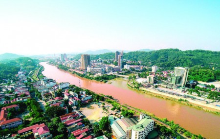 Sông Hồng nhìn từ trên cao chảy qua địa phận tỉnh Lào Cai - Ảnh: Huy Trường
