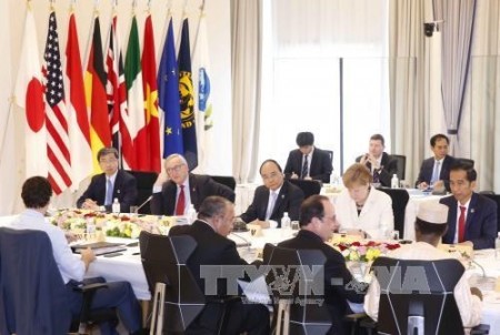 Đoàn đại biểu Việt Nam do Thủ tướng Nguyễn Xuân Phúc dẫn đầu tham dự hội nghị Thượng đỉnh G7 mở rộng. Ảnh: TTXVN.  