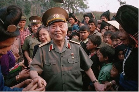  Đồng bào các dân tộc tại xã Mường Phăng, huyện Điện Biên (Điện Biên) đón Đại tướng Võ Nguyên Giáp trở lại khu Sở chỉ huy chiến dịch Điện Biên Phủ (2004). Ảnh tư liệu.
