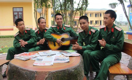 Chiến sỹ Nguyễn Quang Thành (ngồi giữa) cùng các đồng đội trong ngày nghỉ.