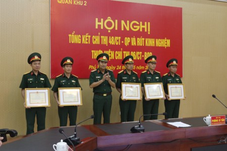 Đồng chí Phó Tư lệnh TMT QK tăng bằng khen cho các tập thể đã có thành tích xuất sắc tại điểm cầu QK.