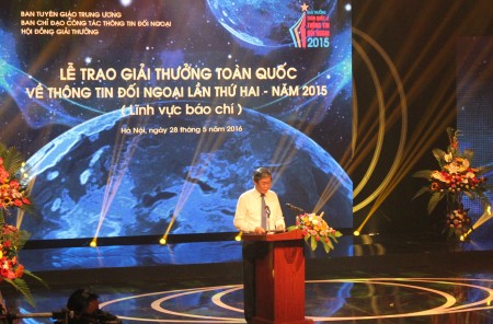  Đồng chí Đinh Thế Huynh phát biểu tại Lễ trao giải.