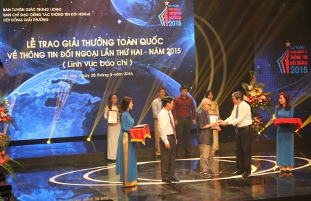 Đồng chí Đinh Thế Huynh trao giải Nhất cho các tác giả đoạt giải.