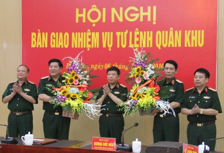 Bộ Tư lệnh Quân khu tặng hoa chúc mừng Trung tướng Dương Đức Hòa và Thiếu tướng Lê Xuân Duy.