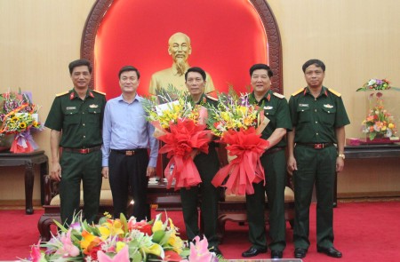 Lãnh đạo tỉnh và Bộ CHQS tỉnh Yên Bái tặng hoa chúc mừng.