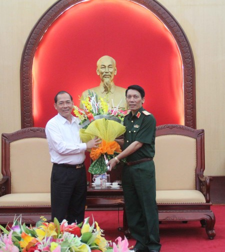 Lãnh đạo tỉnh Phú  Thọ tặng hoa chúc mừng Thiếu tướng Lê Xuân Duy.