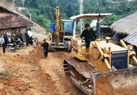  Đoàn KT-QP 326 làm đường giao thông nông thôn tại huyện Sốp Cộp, tỉnh Sơn La.