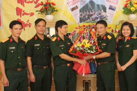 Đại diện Bộ CHQS tỉnh Phú Thọ chúc mừng Báo Quân khu.
