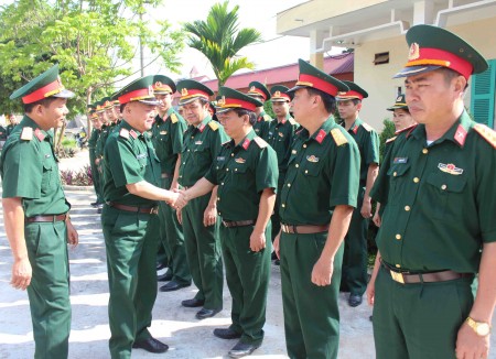 Ban CHQS huyện Hàm Yên đón thiếu tướng Ngô Văn Hùng, Phó Tư lệnh Quân khu 2.