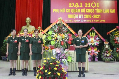 Thượng tá Nguyễn Thúy Vân, Trưởng ban Phụ nữ Quân khu tặng hoa chúc mừng tại đại hội.