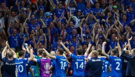 Các cầu thủ Iceland chào khán giả sau khi loại Anh ở vòng 16 đội - Ảnh: REUTERS