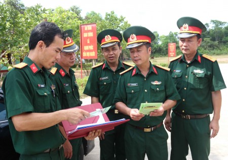 Kiểm tra hệ thống văn bản, giấy tờ xuồng cứu hộ, cứu nạn, Bộ CHQS tỉnh Tuyên Quang.