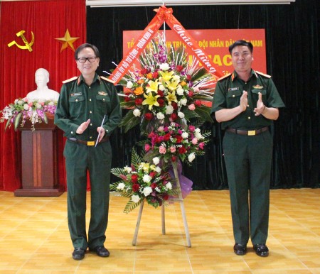 Thiếu tướng Phạm Đức Duyên, Phó Chính ủy, thay mặt Bộ Tư lệnh Quân khu tặng hoa và quà Trại sáng tác âm nhạc.