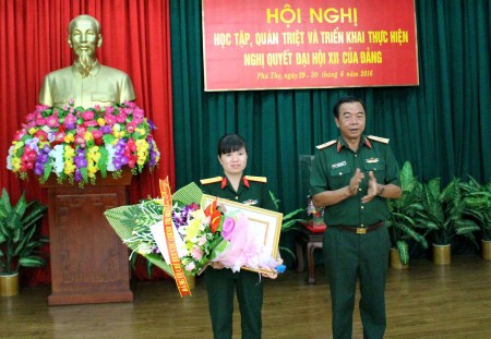 Thừa ủy quyền của Bộ Quốc phòng, Chủ nhiệm Chính trị Quân khu trao tặng danh hiệu Chiến sĩ thi đua toàn quân cho Đại úy QNCN Nguyễn Thị Phương.