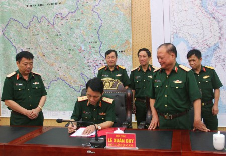 Thiếu tướng Lê Xuân Duy ký xác nhận biên bản bàn giao.