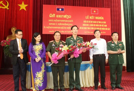 Lãnh đạo hai tỉnh Lai Châu và U Đôm Xay tặng hoa chúc mừng.