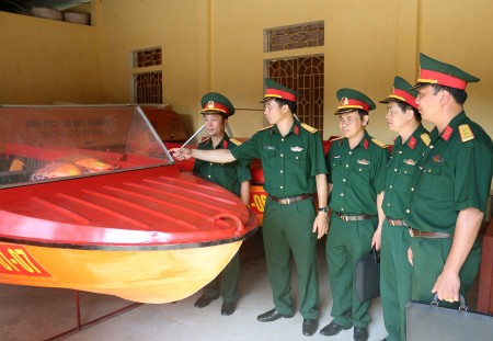 Kiểm tra xuồng cứu hộ cứu nạn tại Bộ CHQS tỉnh Yên Bái.