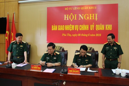 Trung tướng Nguyễn Trọng Nghĩa và Thiếu tướng Lê Xuân Duy ký xác nhận biên bản bàn giao.