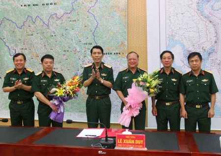 Thiếu tướng Lê Xuân Duy cùng các cơ quan tặng hoa chúc mừng Thiếu tướng Ngô Văn Hùng.