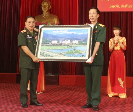 Bộ CHQS tỉnh Lai Châu tặng bức tranh lưu niệm cho Bộ CHQS tỉnh U Đôm Xay.
