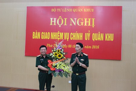Thiếu tướng Lê Xuân Duy, Ủy viên Trung ương Đảng, Quyền Tư lệnh QK tặng hoa chúc mừng Thiếu tướng Lê Hiền Vân.