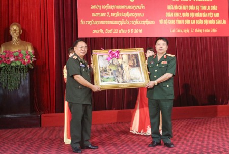 Lãnh đạo Bộ CHQS tỉnh U Đôm Xay tặng bức tranh lưu niệm cho Bộ Tư lệnh Quân khu 2.