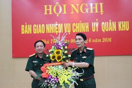 Thủ trưởng BTL QK chúc mừng Đại tá Trịnh Văn Quyết, Bí thư Đảng ủy, Chính ủy QK.