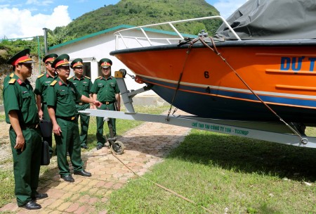  Kiểm tra xuồng cứu hộ cứu nạn tại Bộ CHQS tỉnh Lai Châu.