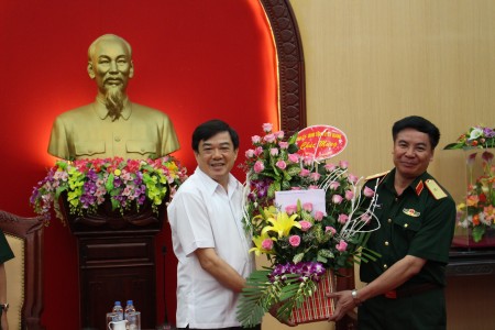 Lãnh đạo tỉnh Tuyên Quang chúc mưng Thiếu tướng Phạm Đức Duyên, Phó Chính ủy QK.