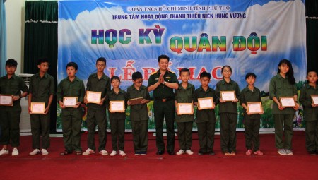 Đại biểu Ban Thanh niên Quân khu trao giấy chứng nhận “Học kỳ quân đội” cho các em.