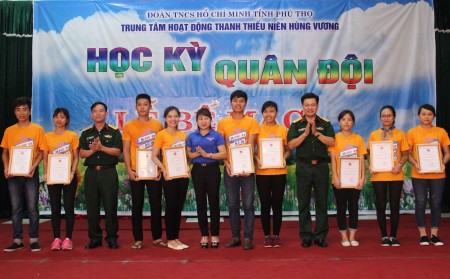 Ban tổ chức trao giấy chứng nhận cho các điều phối viên “Học kỳ quân đội” năm 2016.