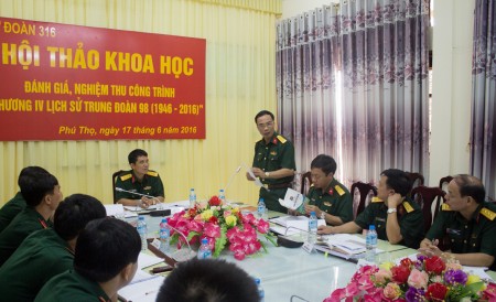 Đại tá Trần Minh Phong, Phó Tham mưu trưởng Quân khu (nguyên Trung đoàn trưởng Trung đoàn 98) phát biểu chỉ đạo tại hội thảo. 