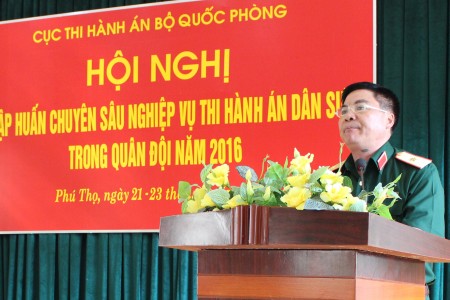Đại tá Phạm Đức Duyên, Phó Chính ủy QK phát biểu tại hội nghị.