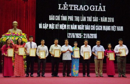 Đồng chí Hoàng Dân Mạc, Bí thư tỉnh ủy, Chủ tịch HĐND tỉnh trao giải A cho các tác giả, nhóm tác giả đạt giải. 
