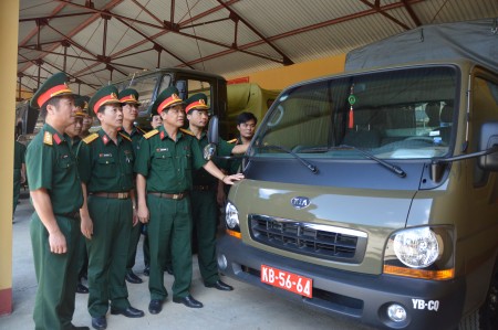 Đoàn kiểm tra phương tiện vận tải tại Bộ CHQS tỉnh Yên Bái.
